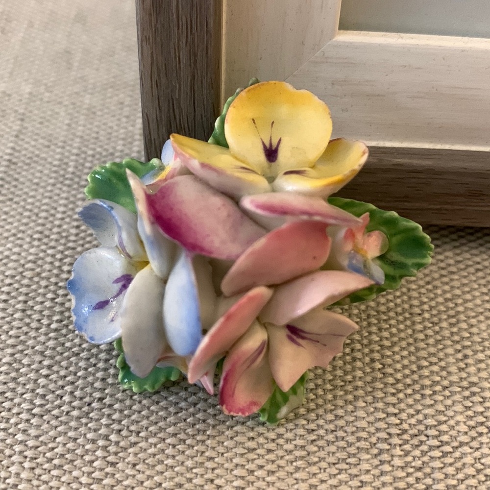 Beautiful vintage china craft 3 flower brooch!